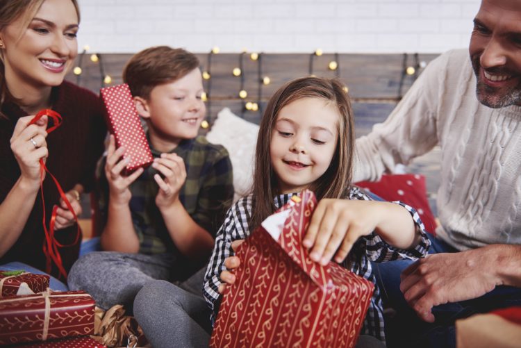 Kdo nastavi darila pod smrekico?