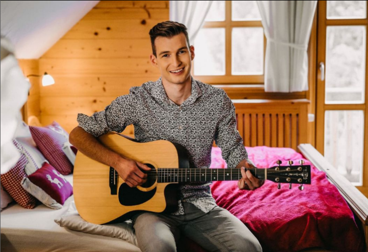 Skakalec Žiga Jelar svojo pesem posvetil osebam z Downovim sindromom