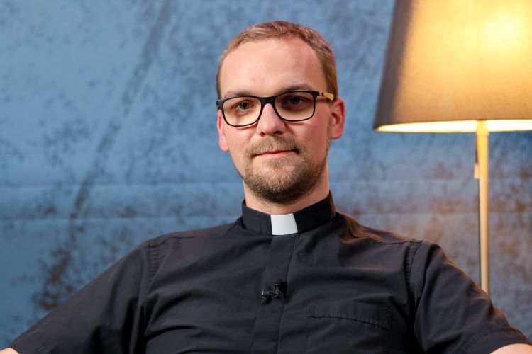 Dr. Gabriel Kavčič: “Mlad človek, ki je zmeden v svoji spolni identiteti, potrebuje pomoč in spremljanje, ne pa operacije” (video, 2. del)