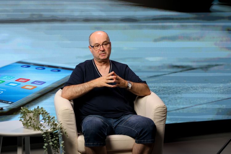 Miha Kramli: “Danes imamo ogromno otrok, ki so dlje časa na ekranih, kot so starši v službi” (video)