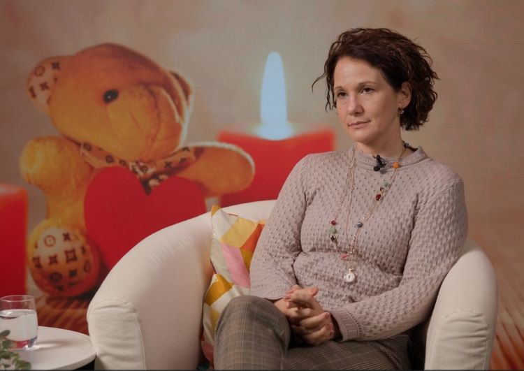 Urška Petak: Tudi če izgubimo otroka v zgodnji nosečnosti, imamo vso pravico do žalovanja (video)