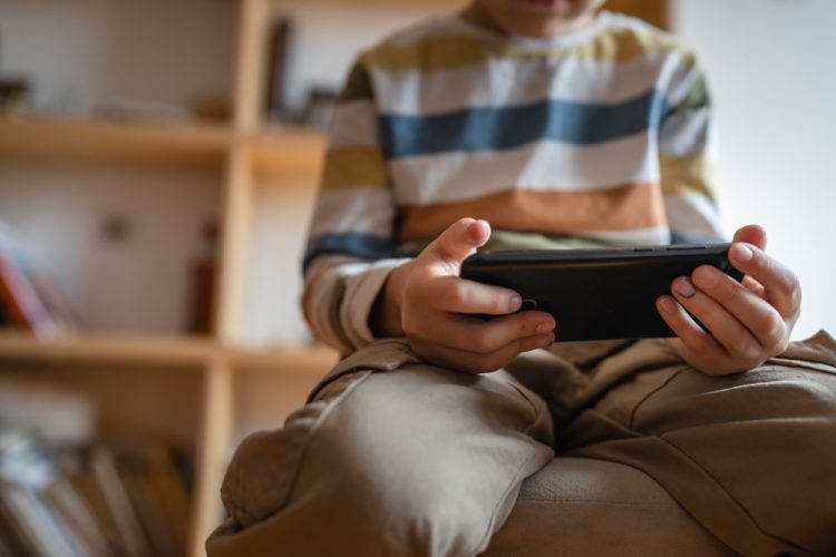Če vaši otroci uporabljajo pametne telefone, vztrajajte pri teh 9 pravilih