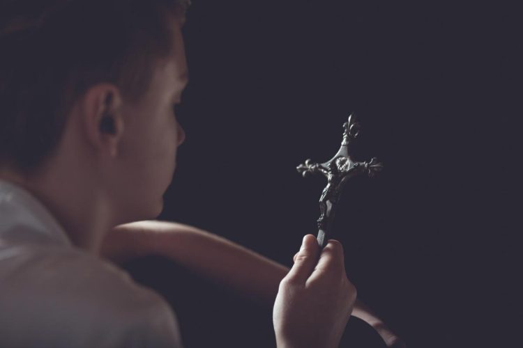 Je prav, da otroke vodimo v cerkev gledat in poslušat poročilo o Jezusovem trpljenju in smrti?