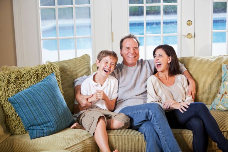 Smisel za humor je pri vzgoji bolj pomemben, kot se zdi na prvi pogled