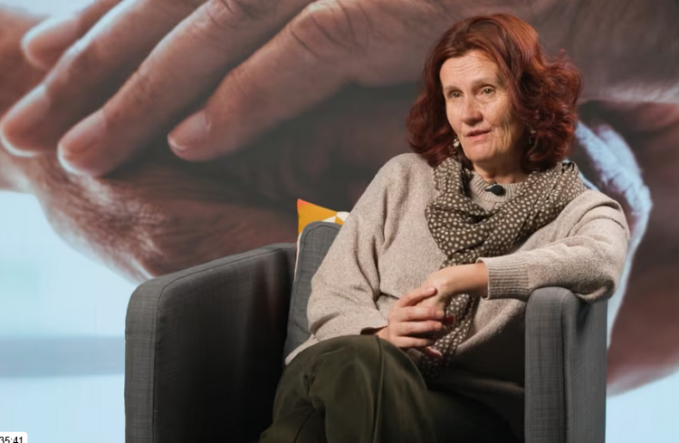 Mag. Mateja Lopuh, dr. med.: Ko ti zbolita oče ali mama, je to trenutek, da odrasteš (video)