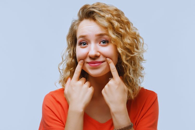 Nasmeh, ki prekriva resnico