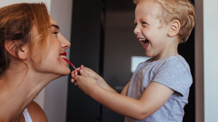 Kako lahko spodbudite razvoj smisla za humor pri svojem otroku?