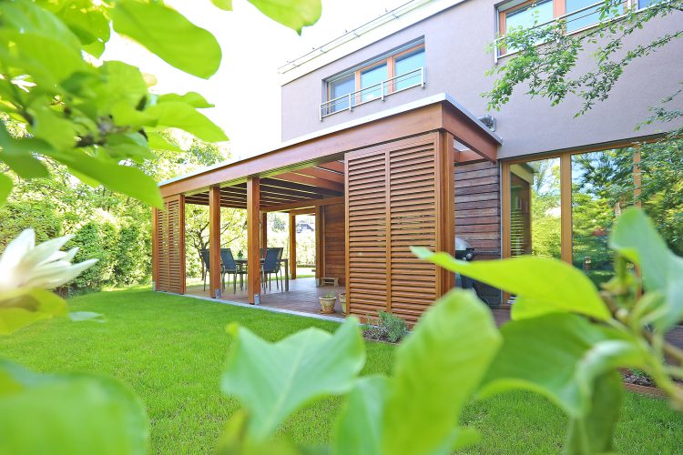 Lesena zunanja preobrazba pod Alpami: Pisarniška terasa z vonjem po magnoliji