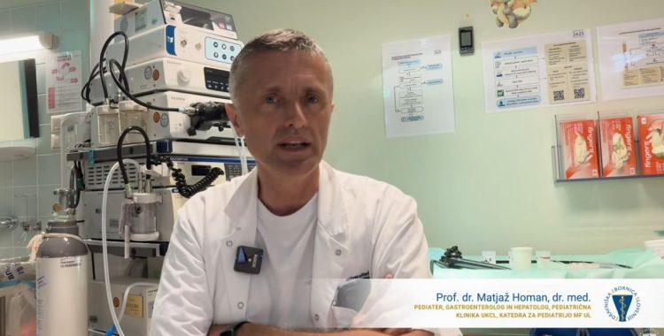 Ploščate baterije in cigaretni filtri: majhni predmeti, ki lahko ogrozijo otrokovo življenje
