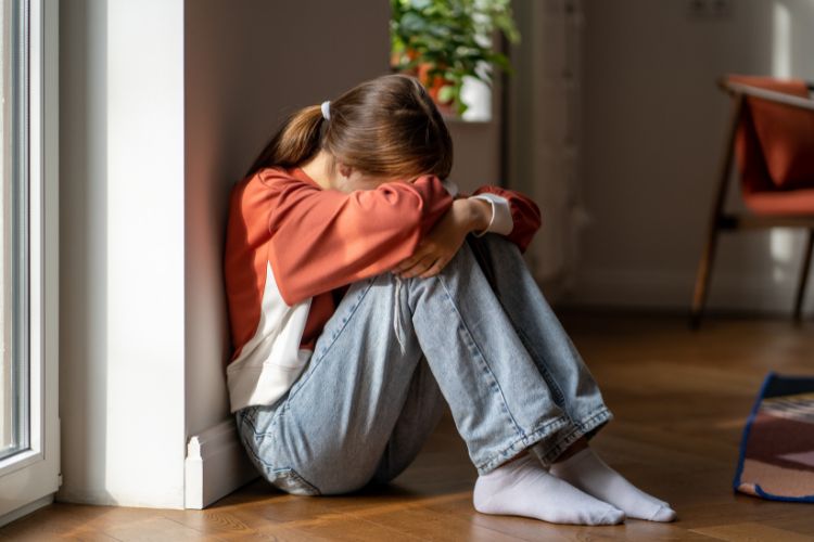 Socialna anksioznost: ko se najstnik skriva pred svetom