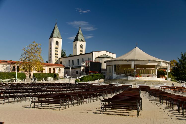 Neznanec zažgal zunanji oltar v Medžugorju. Oskrunjeni tudi Marijini kipi in križi.