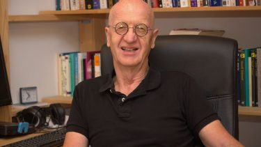 Dr. Andrej Perko v svoji pisarni.